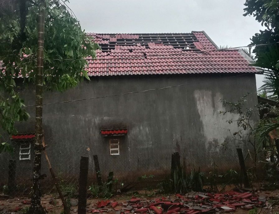 Tornado accompanied by heavy rain caused hundreds of houses in Ba Vi commune, Quang Ngai province to have their roofs blown off. Photo: Thanh Minh