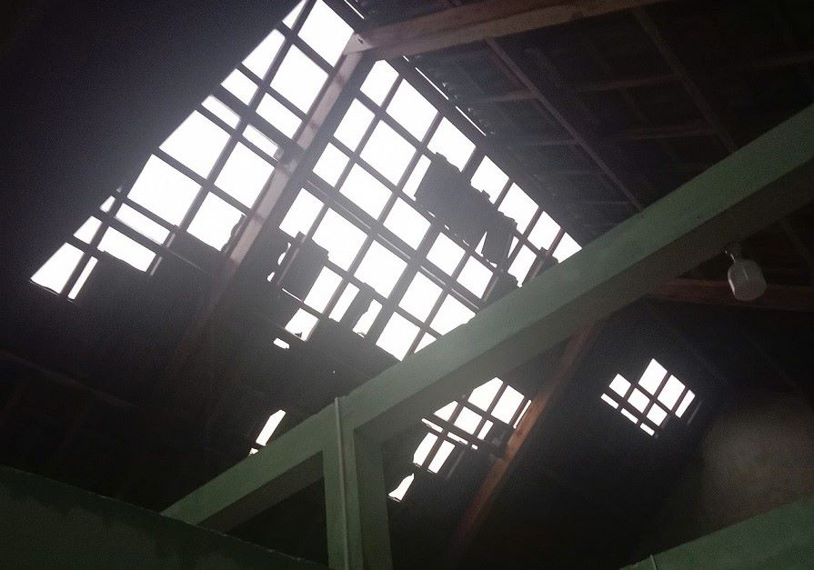 Hàng trăm ngôi nhà bị tốc mái, đồ đạc trong nhà hư hỏng. Ảnh: Thành Minh