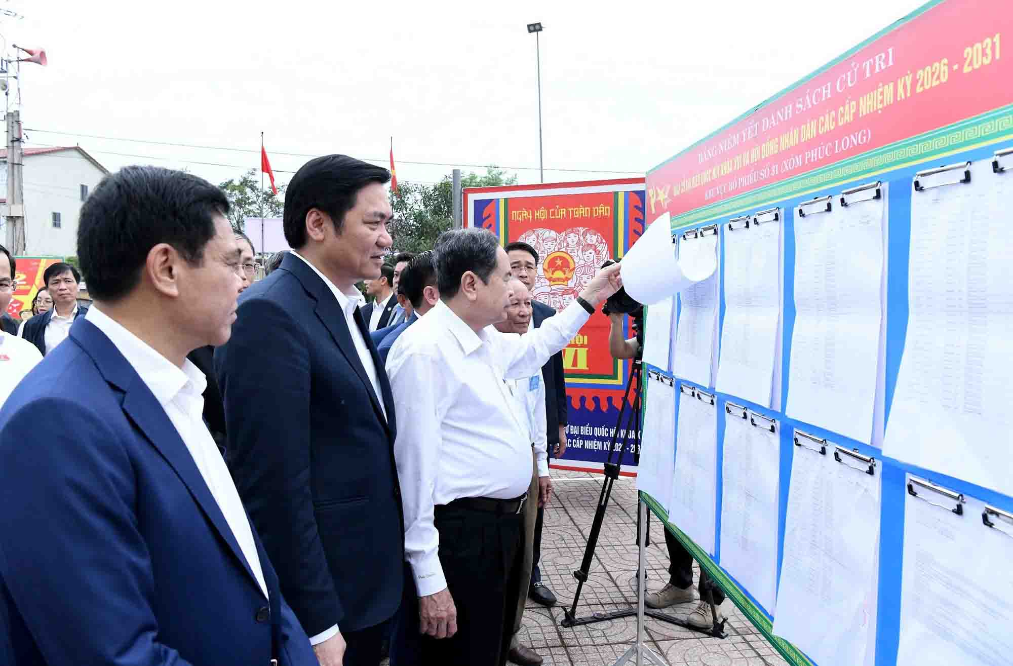 Politburo member, National Assembly Chairman Tran Thanh Man inspects the actual election preparation work in Nghe An. Photo: Lam Hien