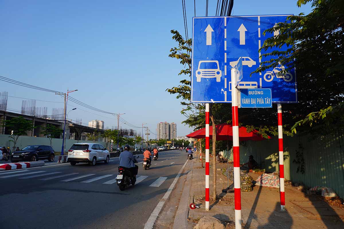 Loạt biển báo ở TPHCM bất cập khiến nhiều tài xế lúng túng, lo vi phạm khi lưu thông. Ảnh: Quỳnh Như