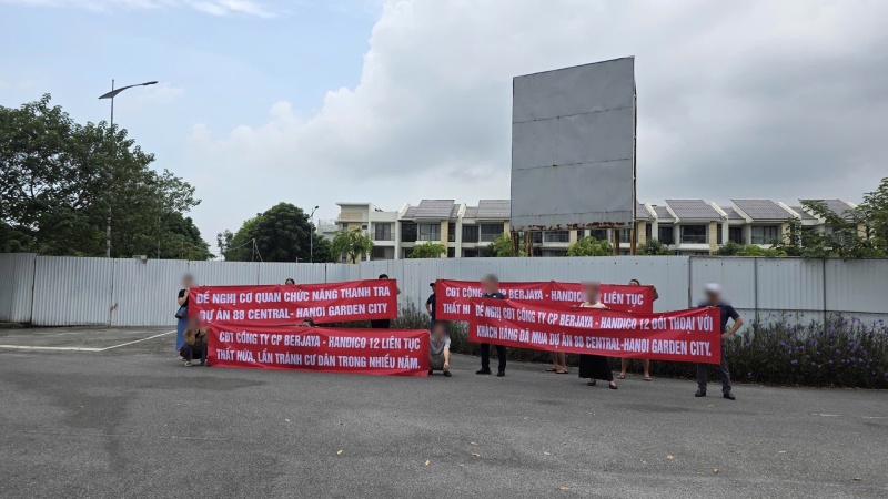 Người dân nhiều lần đề nghị được đối thoại với chủ đầu tư dự án 88 Central về việc chậm đưa dự án vào triển khai. Ảnh: Nhóm PV