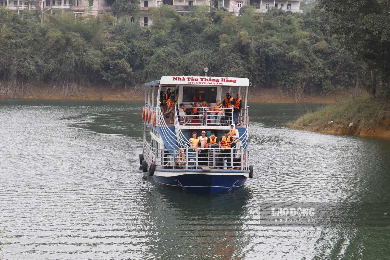 Lượng phương tiện giao thông đường thủy lưu thông trên hồ Thác Bà giảm rõ rệt. Ảnh: Văn Đức