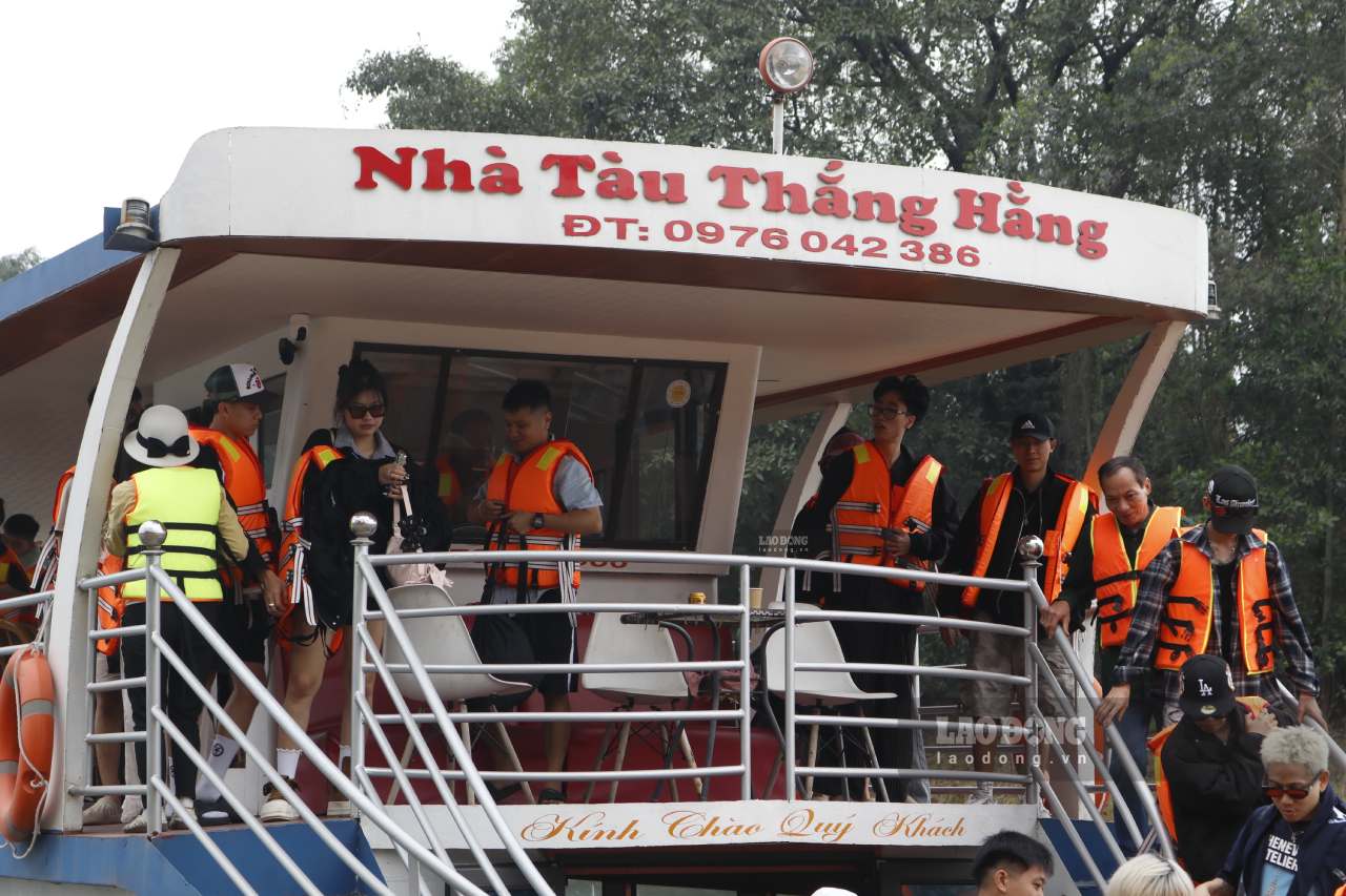 Các tàu chở khách chấp hành nghiêm quy định về mặc áo phao khi lên tàu, trả áo phao khi rời tàu. Ảnh: Văn Đức