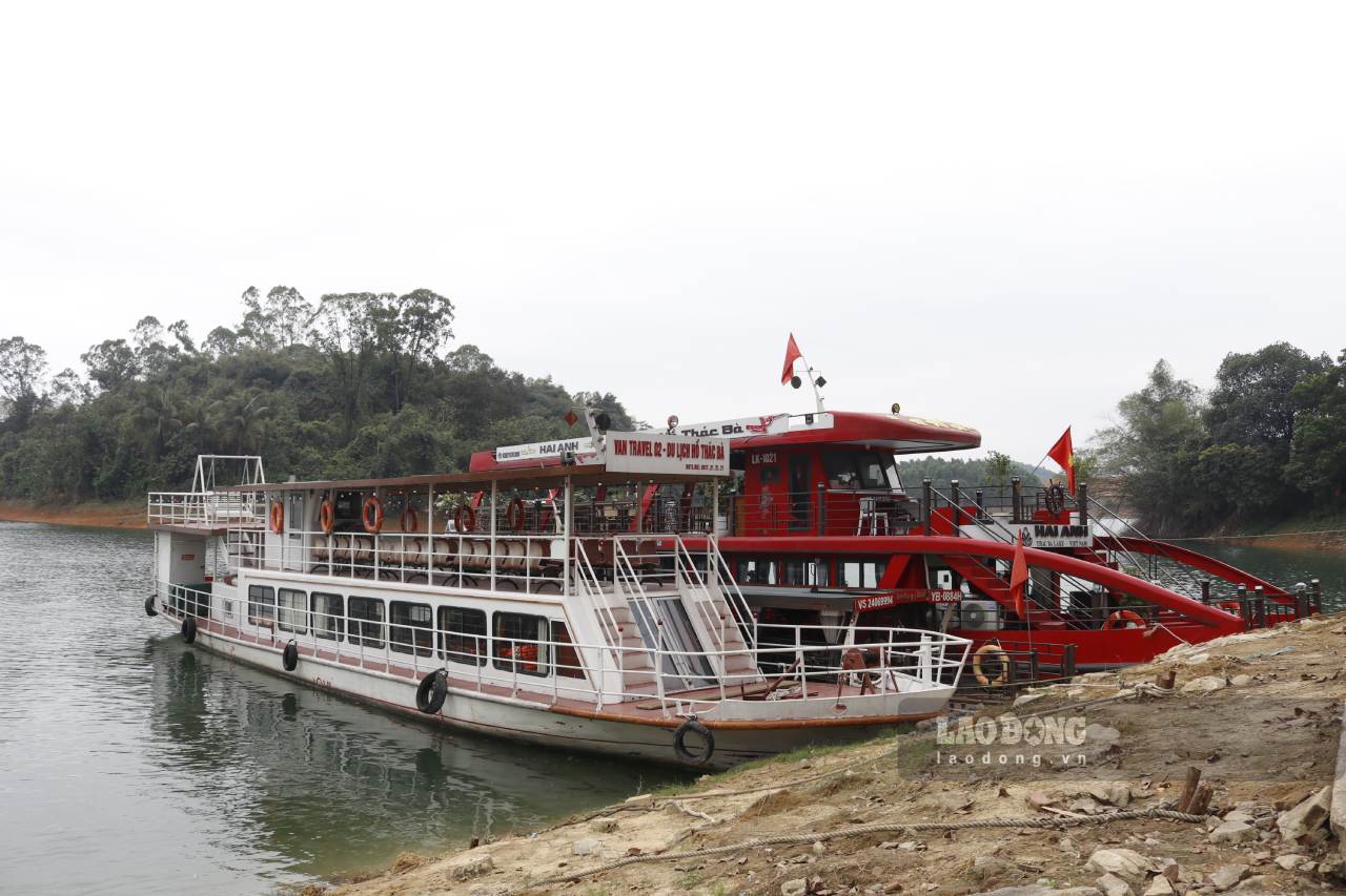 Những con tàu mới đóng hàng tỉ đồng nằm im tại bến do không có du khách. Ảnh: Văn Đức