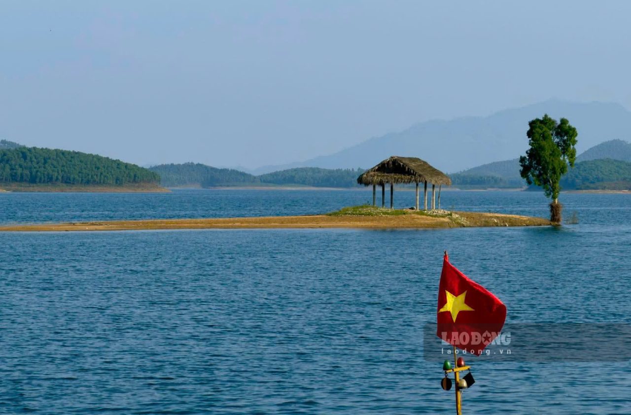 Hồ Thác Bà đã bình lặng trở lại sau vụ tai nạn giao thông đường thủy đặc biệt nghiêm trọng khiến 6 người tử vong. Ảnh: Văn Đức