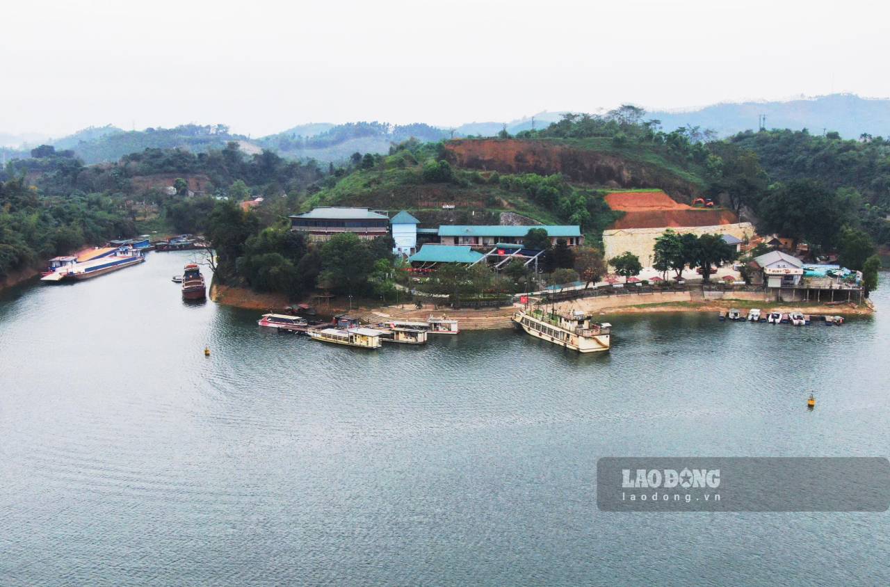 Các bến, cảng tàu xếp hàng dài do không có khách. Ảnh: Văn Đức