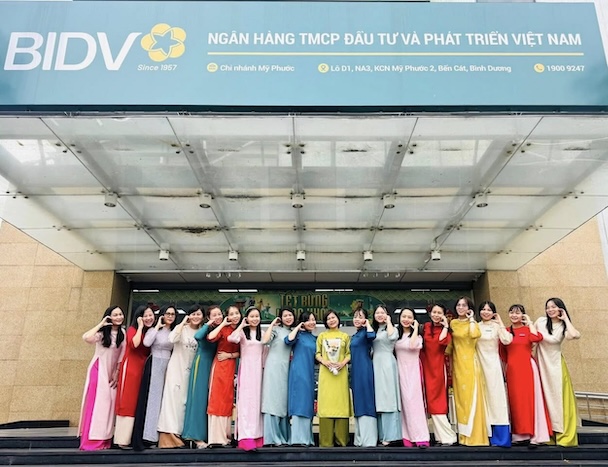 Union members and employees of the Banking sector respond to Ao Dai Week. Photo: Grassroots Trade Union