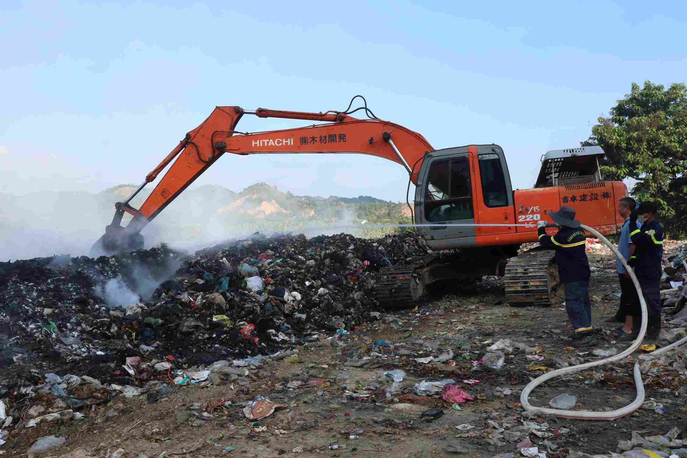 Après plusieurs jours d'efforts, l'incendie de la décharge de la pente de Đá Mài a été fondamentalement maîtrisé. Photo: Phúc Khánh