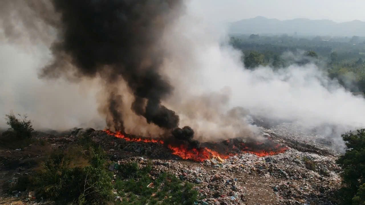 Thời điểm xảy ra cháy lớn vào ngày 29.3 khiến khói bụi bao trùm ảnh hưởng đến nhiều hộ dân lân cận. Ảnh: Phúc Khánh