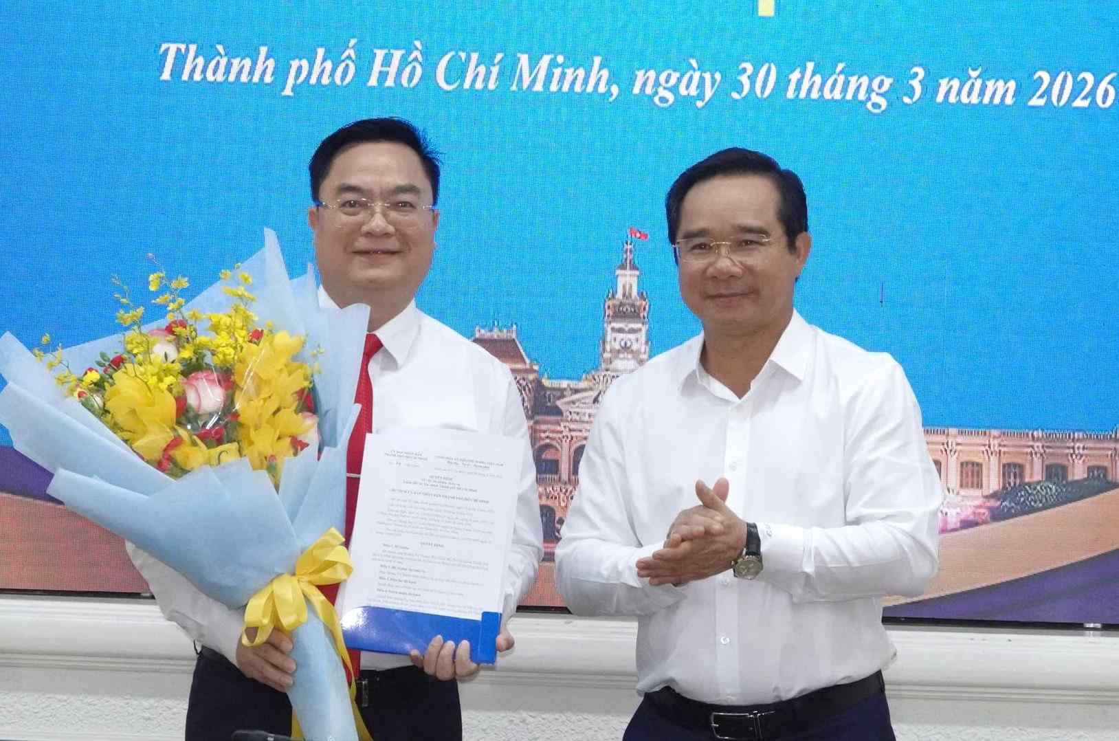 El presidente del Comité Popular de Ciudad Ho Chi Minh, Nguyen Van Duoc, entregó la decisión al Sr. Hoang Vu Thanh.  Foto de : Minh Quan