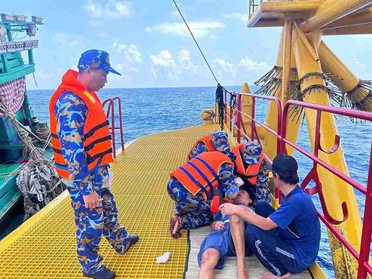 DK1.11海上プラットフォームの軍医が、海上で遭難した漁民に応急処置を実施。写真:ヴァン・ドゥオン