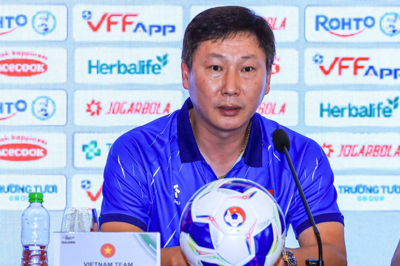 Coach Kim Sang-sik at the pre-match press conference. Photo: Minh Dan