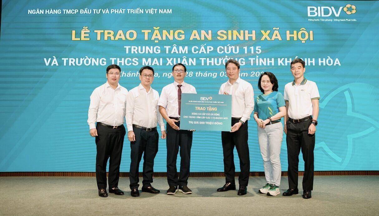 Representatives of BIDV handed over a symbolic board of 500 million VND in funding to support the purchase of mobile emergency braces for Khanh Hoa 115 Emergency Center.