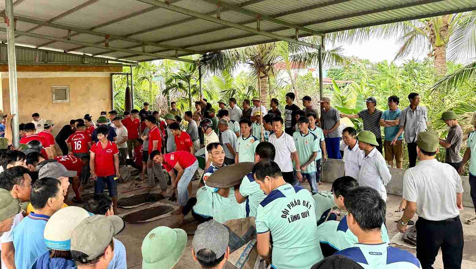 Sôi nổi giao lưu pháo đất tại xã Khúc Thừa Dụ. Ảnh: Xã Khúc Thừa Dụ