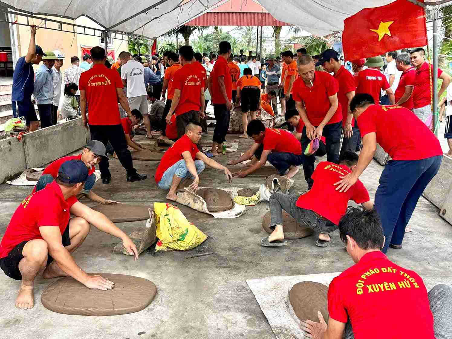 Nearly 100 gunners compete at the earthworks festival. Photo: Khuc Thua Du Commune