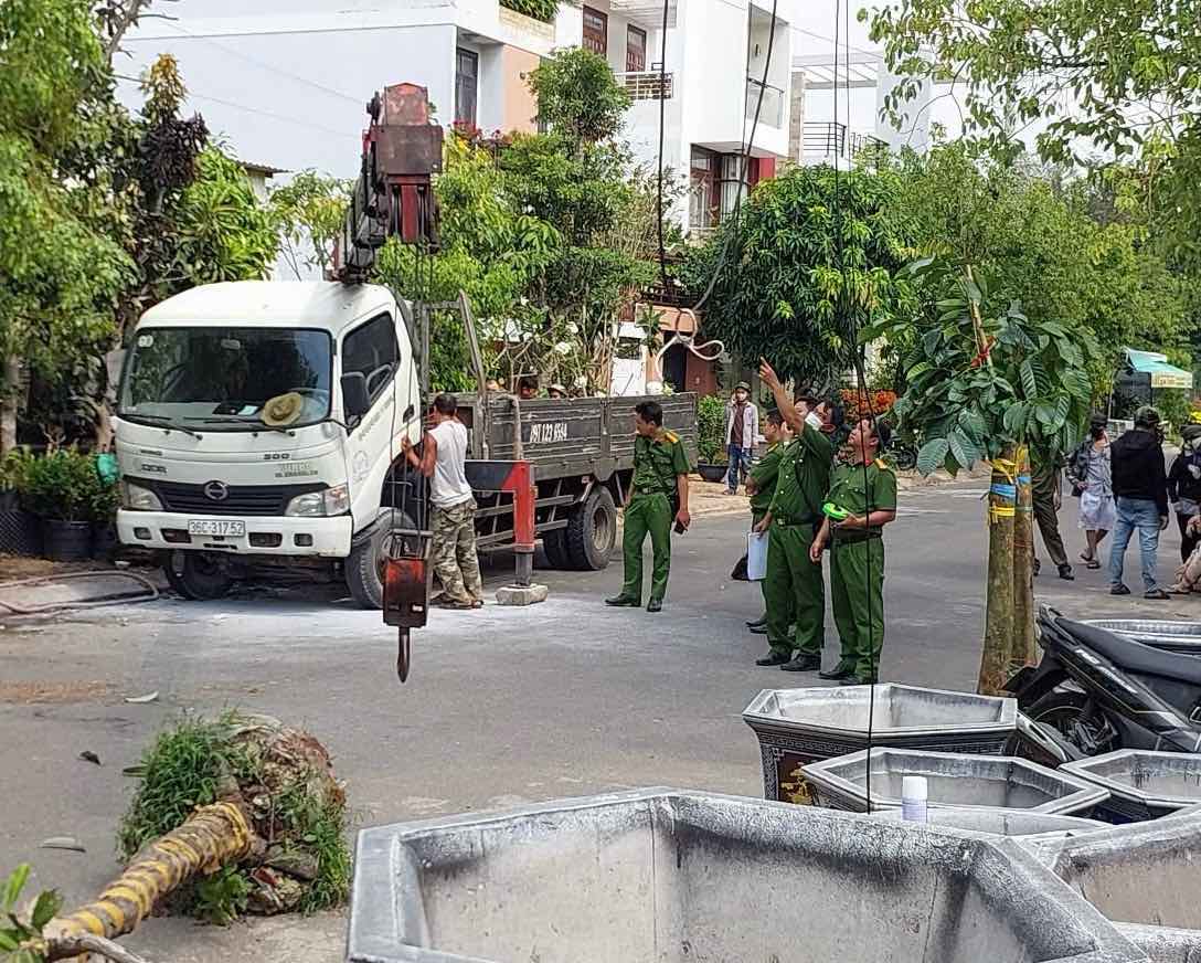 Công an đến điều tra vụ việc. Ảnh: Duy Tuấn 