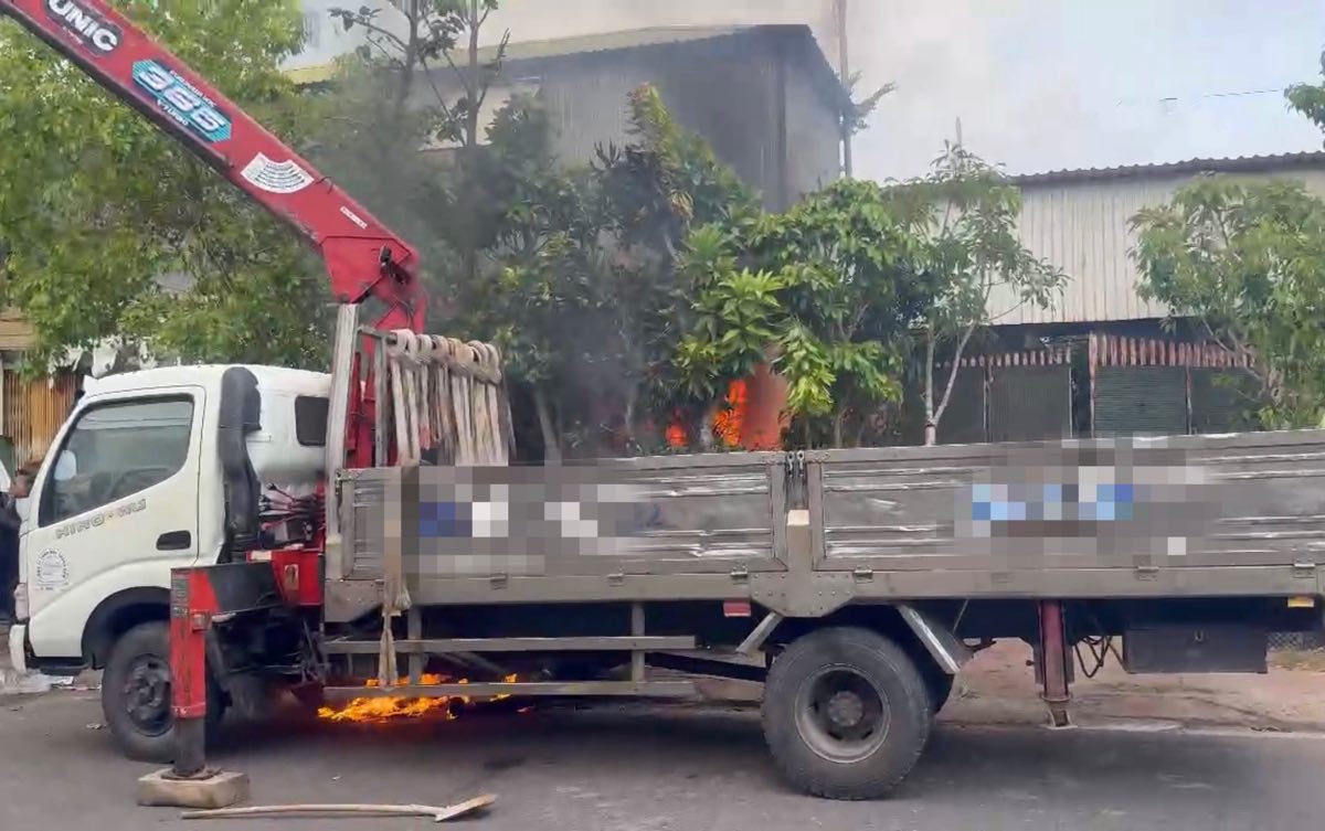 Lửa bốc cháy tại hiện trường. Ảnh: Duy Tuấn 