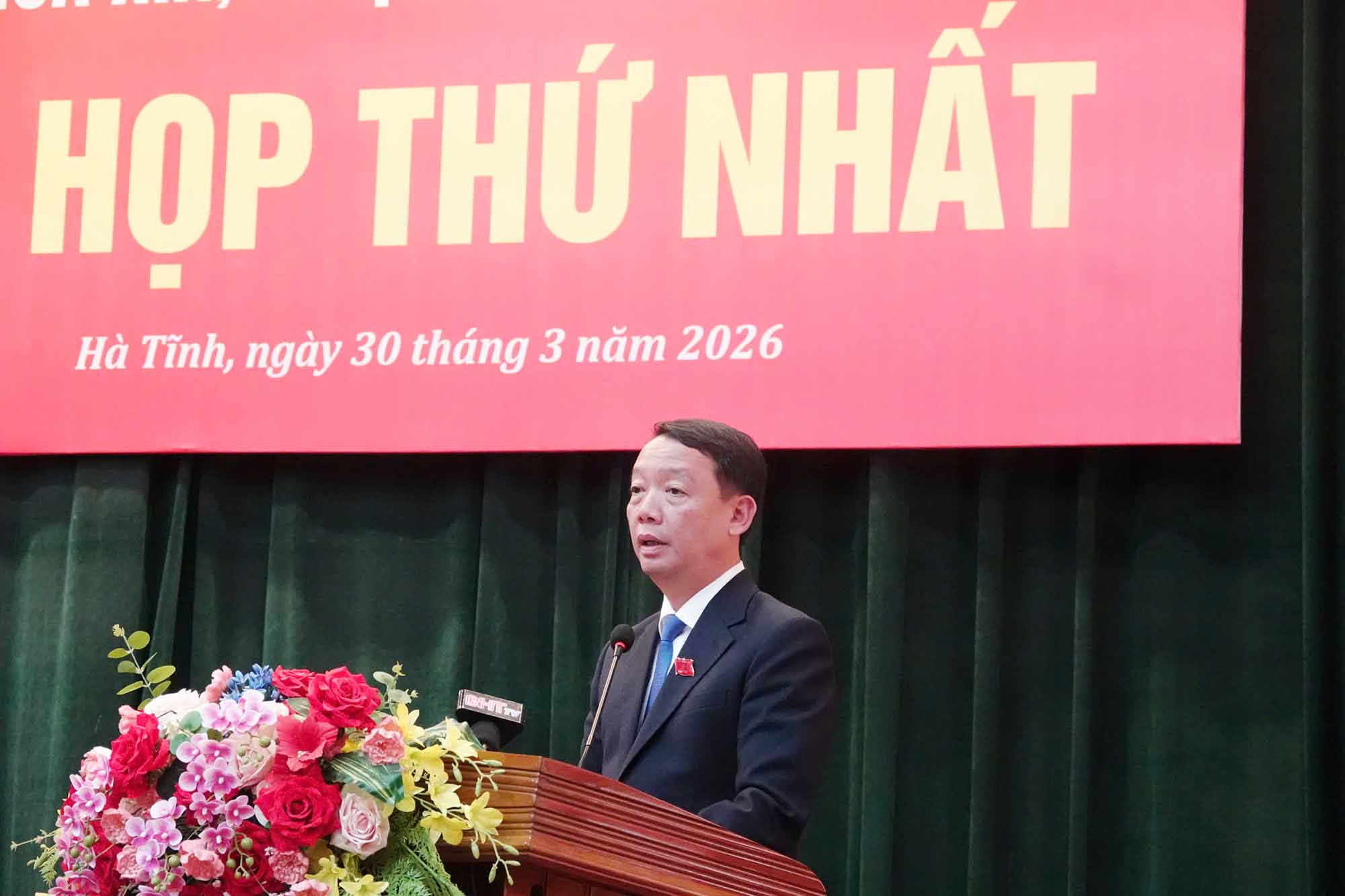 Mr. Phan Thien Dinh speaks to receive his assignment after being re-elected as Chairman of Ha Tinh Provincial People's Committee. Photo: Tran Tuan