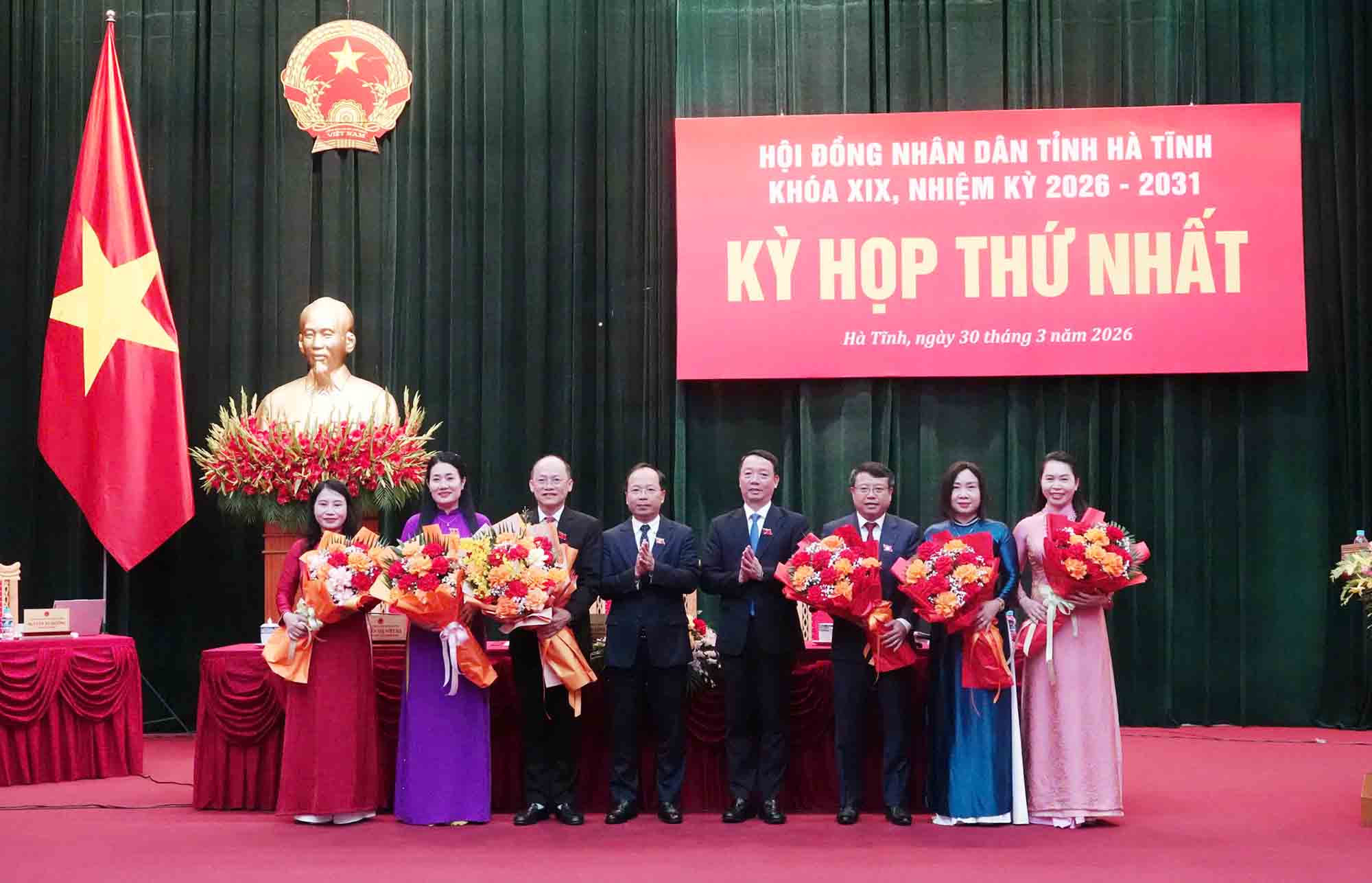 Tặng hoa cho các đại biểu trúng cử giữ chức Chủ tịch HĐND, các Phó Chủ tịch HĐND và Trưởng các ban HĐND tỉnh Hà Tĩnh. Ảnh: Trần Tuấn