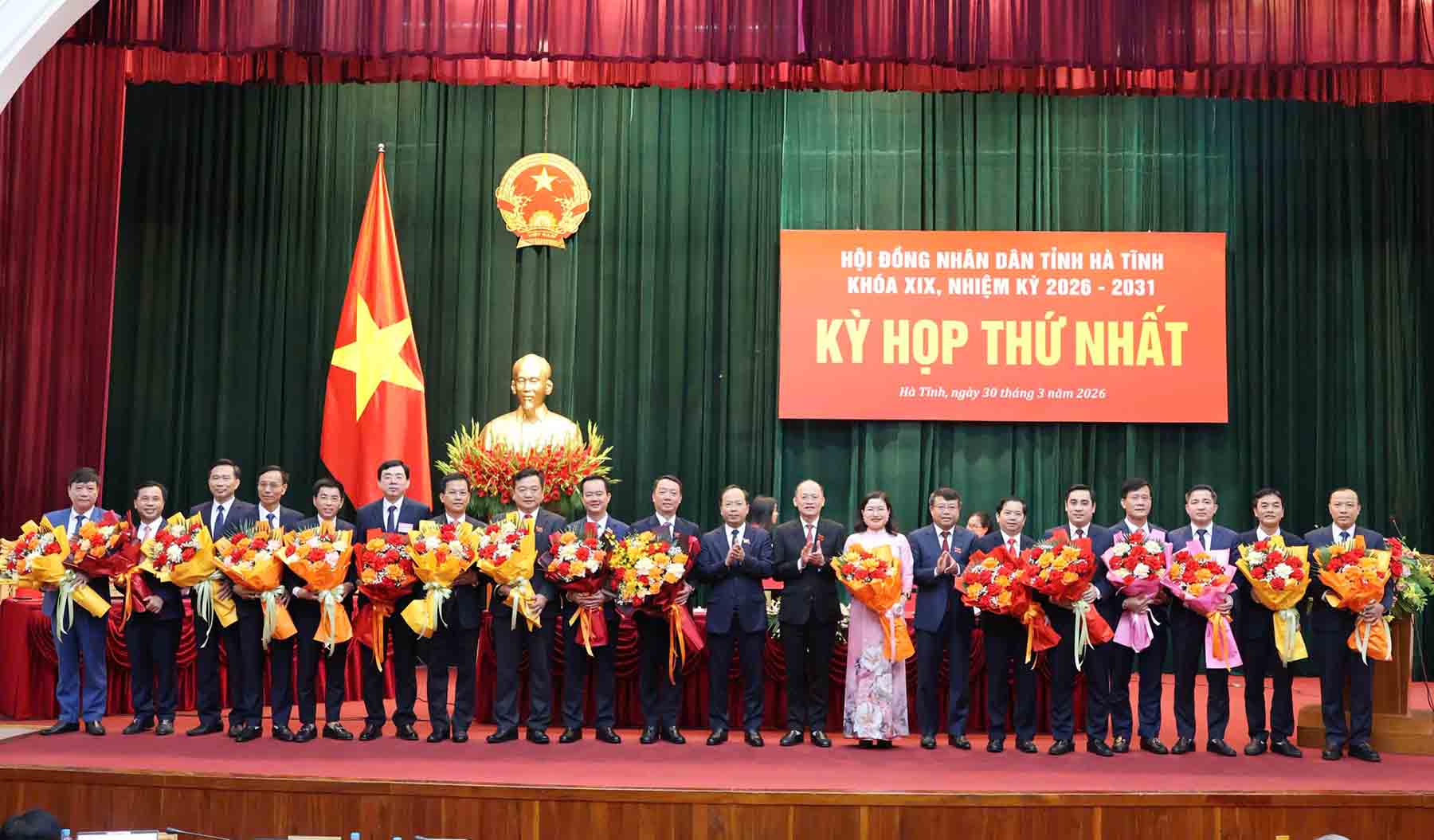 Tặng hoa cho Chủ tịch UBND tỉnh, các Phó Chủ tịch UBND tỉnh Hà Tĩnh và các Giám đốc sở, trưởng các ngành ở Hà Tĩnh. Ảnh: Trần Tuấn