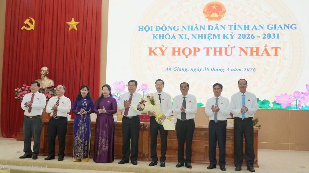 Thường trực HĐND tỉnh An Giang ra mắt. Ảnh: Nguyên Anh