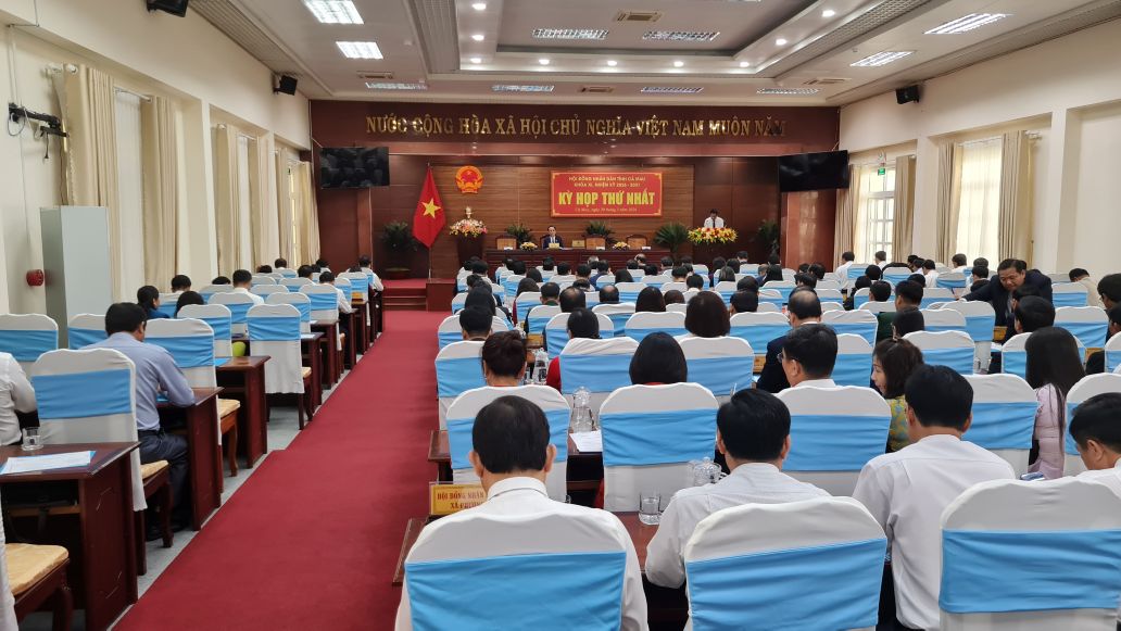 Kỳ họp thứ nhất HĐND tỉnh Cà Mau tiến hành bầu các chức danh lãnh đạo chủ chốt của tỉnh. Ảnh: Nhật Hồ.