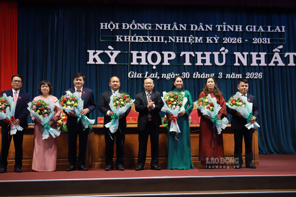 The Chairmen and Vice Chairmen of the Gia Lai Provincial People's Council of the XIII term, 2026-2031, launched the meeting. Photo: Hoai Phuong