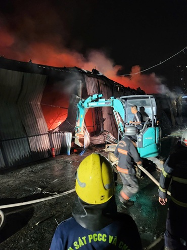 Cháy kho xưởng rạng sáng gần Viện K Tân Triều, phát hiện 1 người tử vong. Ảnh: CAHN