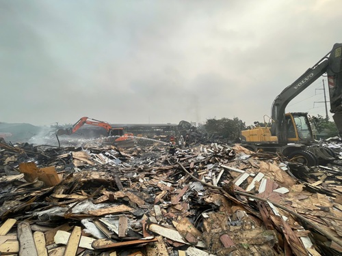 Cháy lớn cụm kho xưởng khu vực Viện K Tân Triều (Hà Nội), 1 nạn nhân tử vong. Ảnh: CAHN