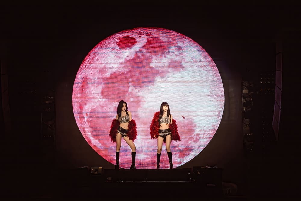 2 thành viên nhóm nhạc 