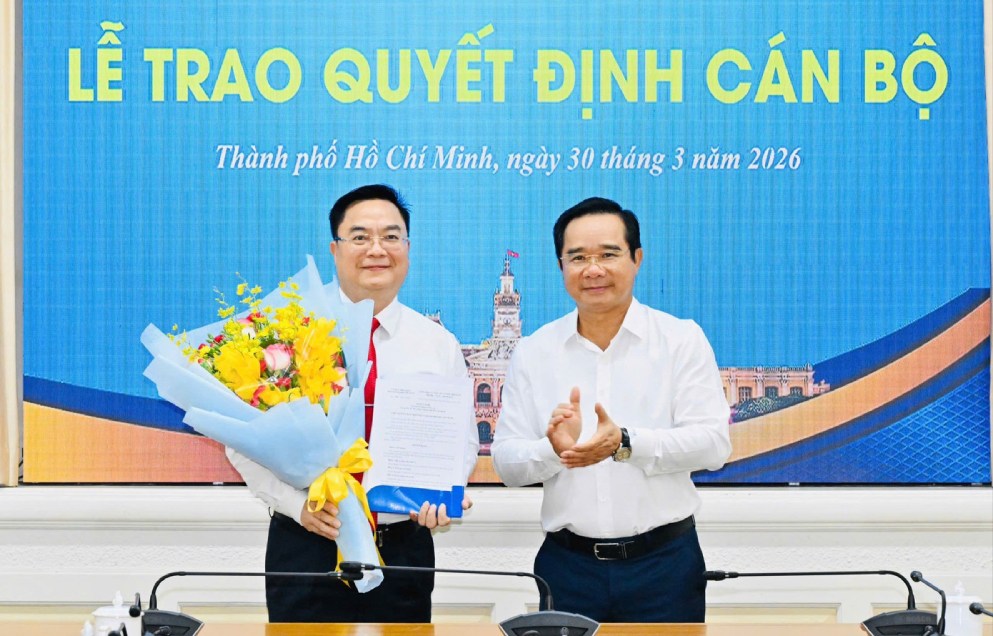 Chairman of Ho Chi Minh City People's Committee Nguyen Van Duoc presents the appointment decision to Mr. Hoang Vu Thanh. Photo: Viet Dung