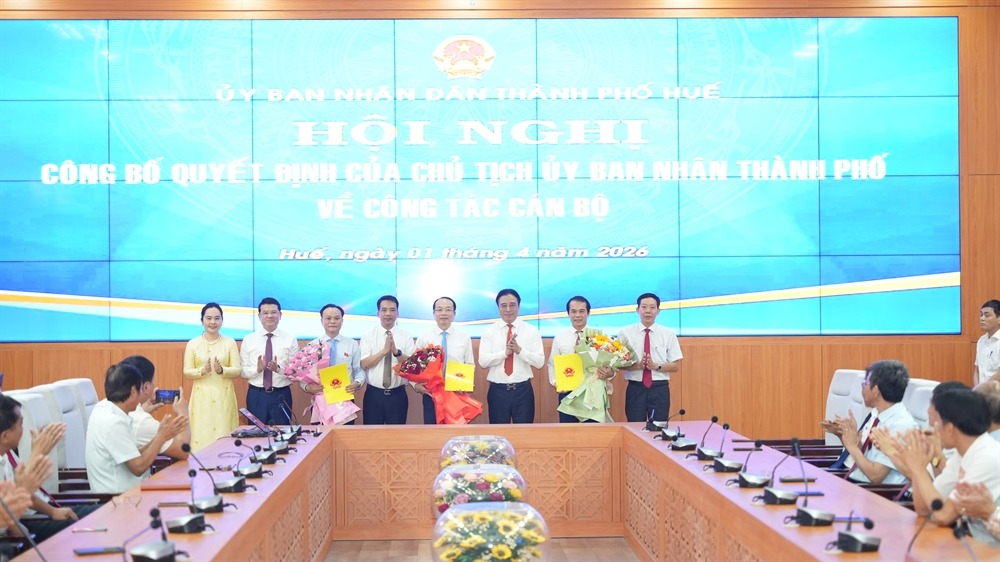 Chủ tịch UBND TP Huế Nguyễn Khắc Toàn trao quyết định cho các nhân sự được bổ nhiệm. Ảnh: hue.gov.vn