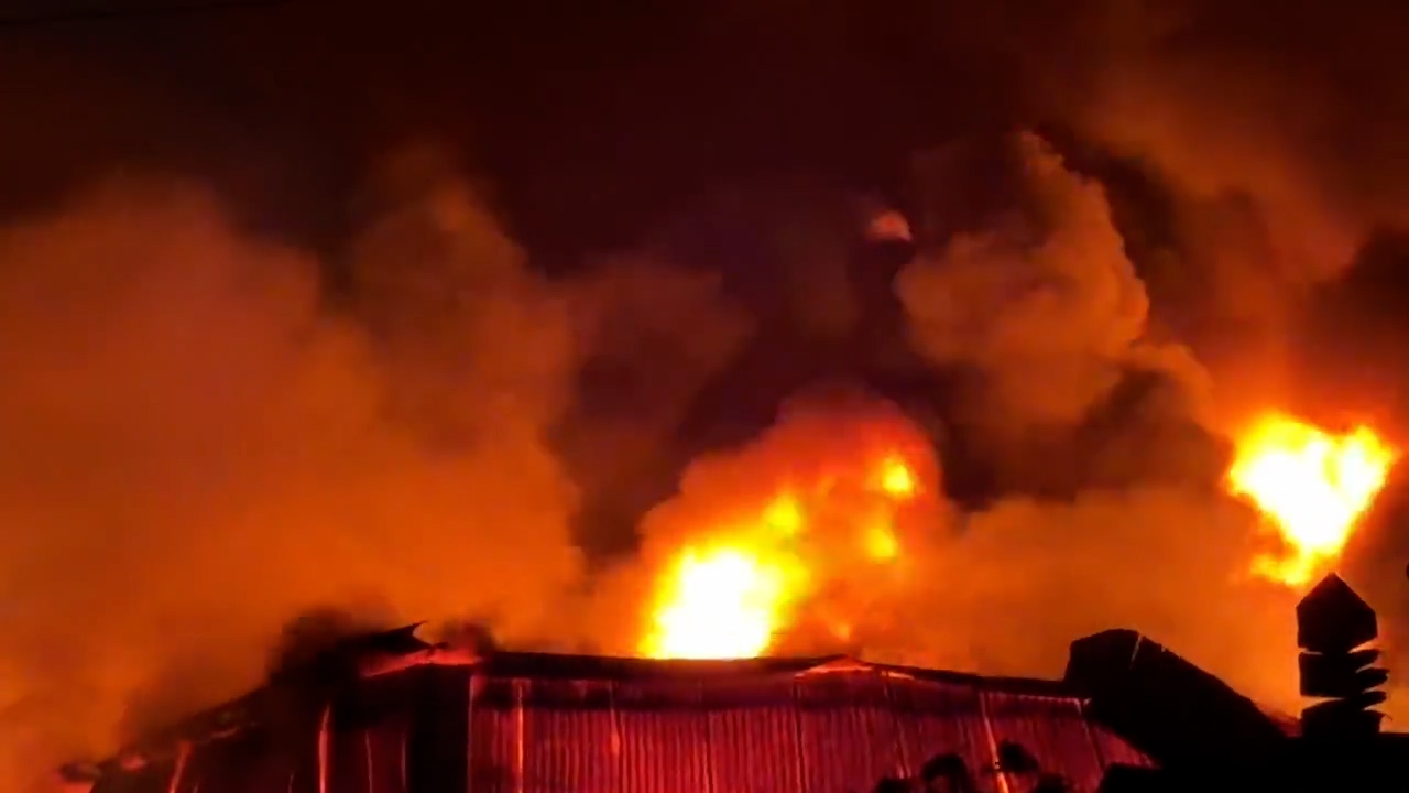 Fuerte incendio en un taller en Hanoi deja 1 muerto