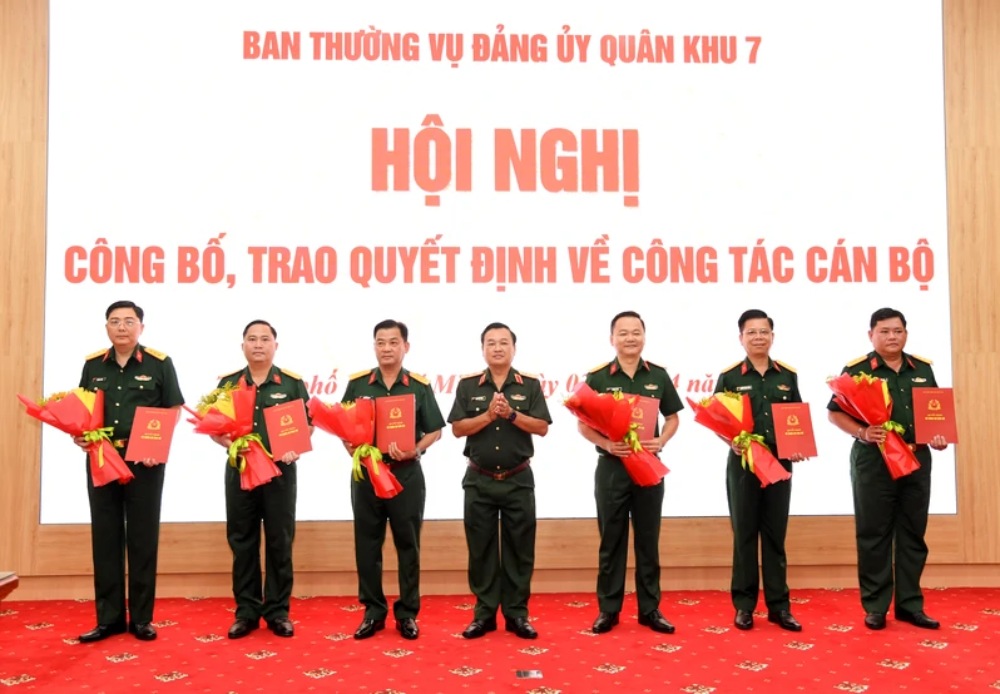 Lieutenant General Tran Vinh Ngoc - Secretary of the Party Committee, Political Commissar of Military Region 7 presents the decision and flowers to congratulate the officers and soldiers receiving the decision. Photo: Ngoc Tuan/Military Region 7