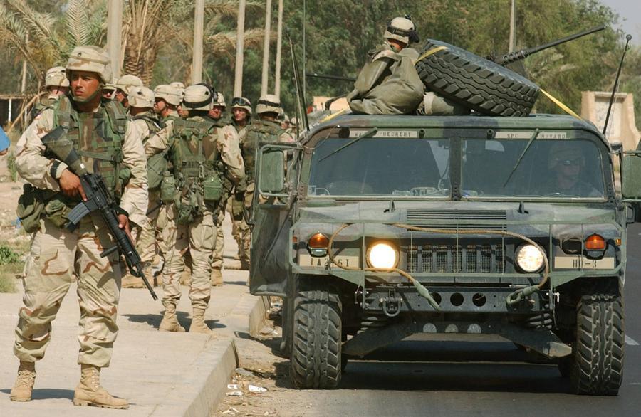 Soldats américains patrouillant dans les rues de Bagdad, en Irak, en mai 2003. Photo: Xinhua