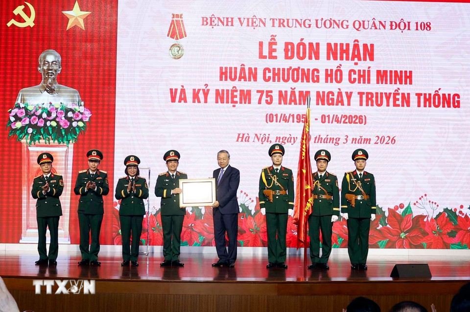 General Secretary To Lam, Secretary of the Central Military Commission awarded the Ho Chi Minh Order to Central Military Hospital 108. Photo: VNA