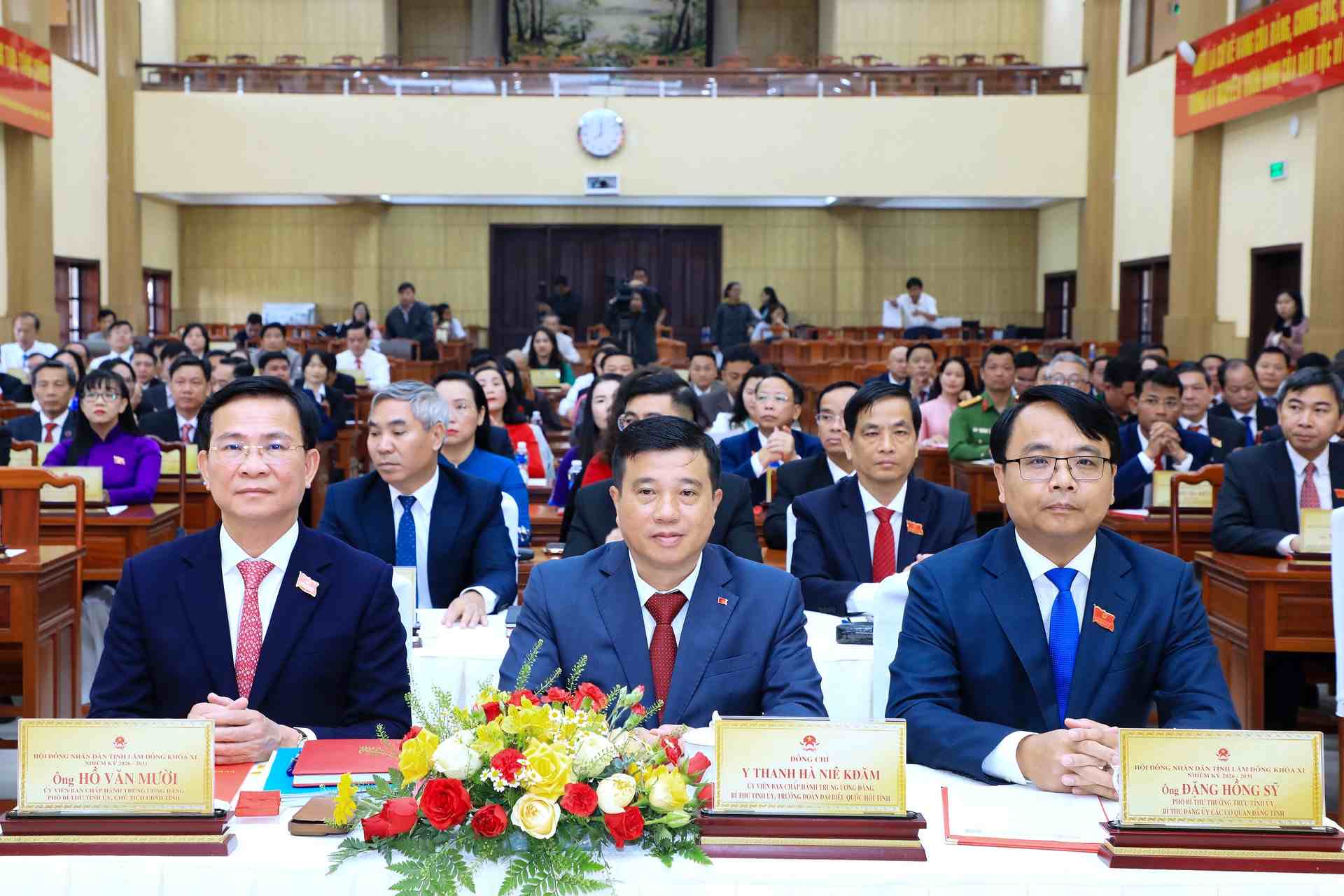 Lãnh đạo tỉnh Lâm Đồng dự kỳ họp. Ảnh: Lê Phước