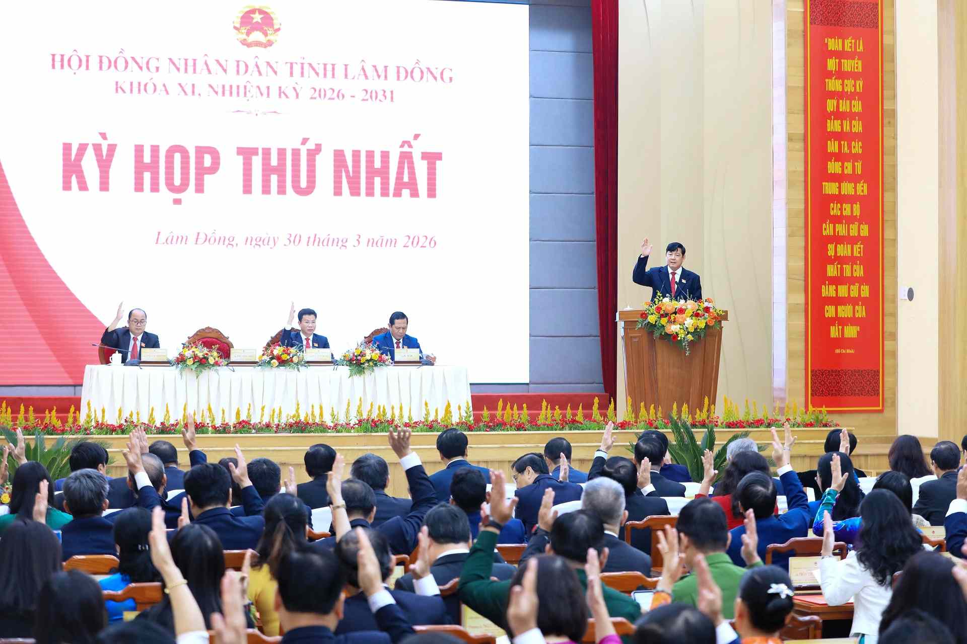 Đại biểu biểu quyết thông qua chương trình kỳ họp. Ảnh: Lê Phước