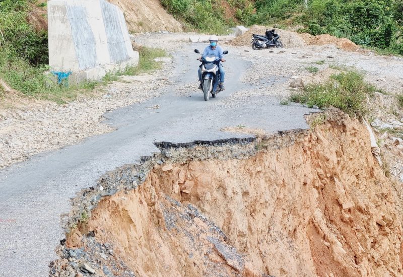 The nearly 400 billion VND transport project is slow in the disaster zone, making it even more difficult for people in the highlands of Da Nang. Photo: Hoang Bin