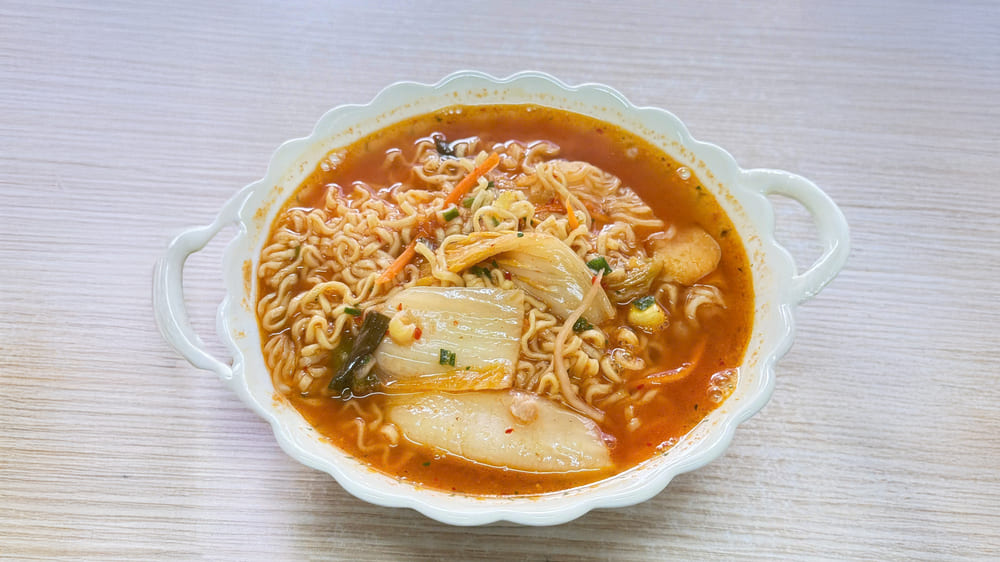 Combining needles with instant noodles will be a quick and simple dish for a busy day. Photo: Thu Lan