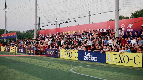 Đông đảo khán giả tới sân theo dõi và cổ vũ cho hai đội bóng ở trận chung kết. Ảnh: Đ.T