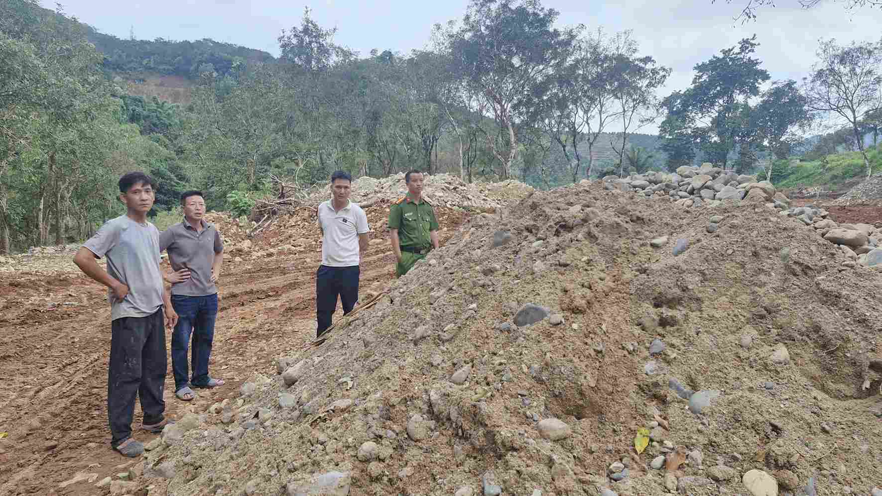 Cơ quan chức năng kiểm tra vụ khai thác khoáng sản không phép tại xã Đạ Huoai 2 (Lâm Đồng) vào vào cuối năm 2025. Ảnh: Phúc Khánh 