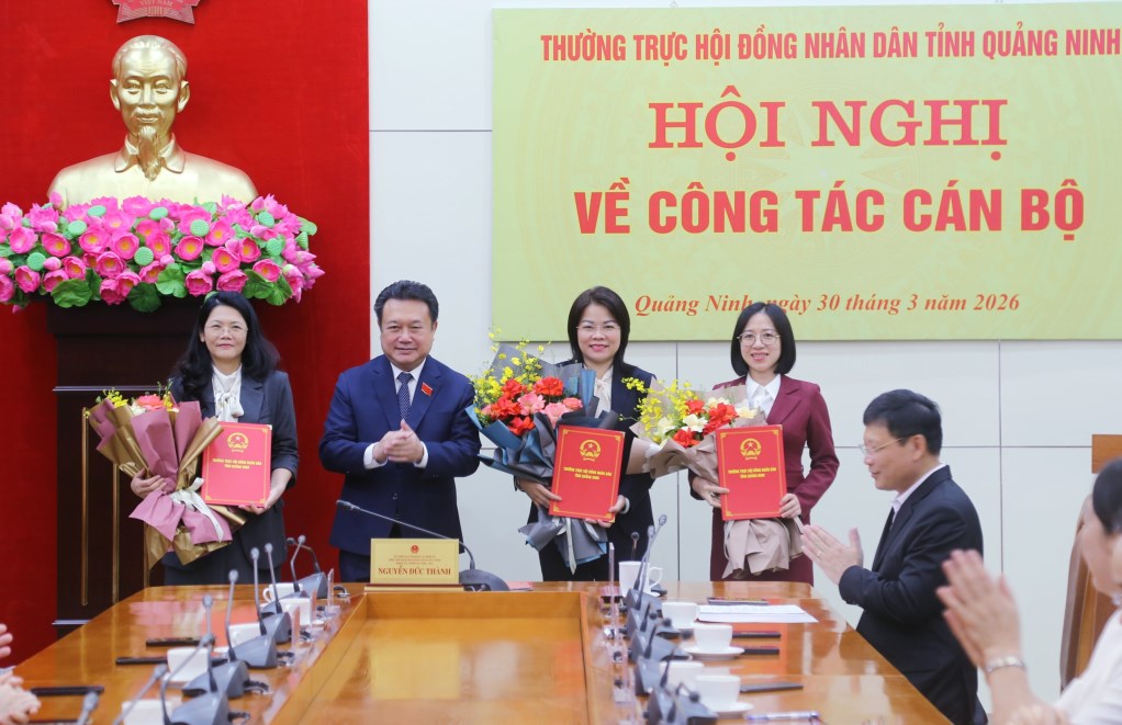Mr. Nguyen Duc Thanh - Vice Chairman of Quang Ninh Provincial People's Council - presents the Resolution on confirming the election results for positions to the heads of departments of Quang Ninh Provincial People's Council, term XV, 2026-2031. Photo: Newspaper, Radio and Television of Quang Ninh province