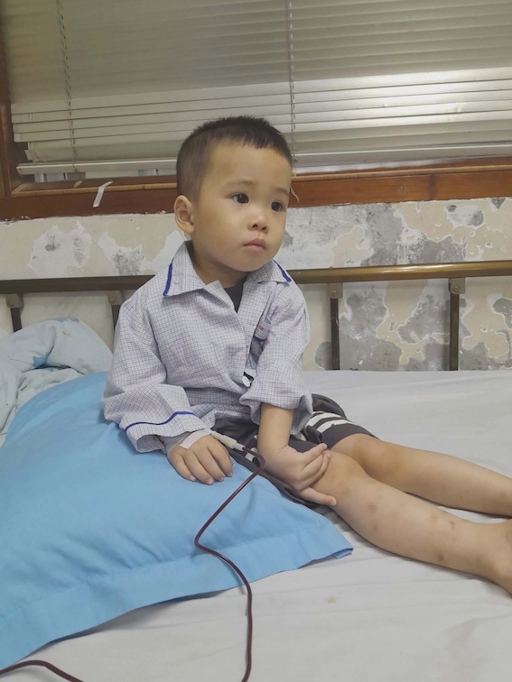 Bé Hoàng Minh Khoa 4 tuổi đều đặn đi truyền máu mỗi tháng. Ảnh: Gia đình cung cấp.