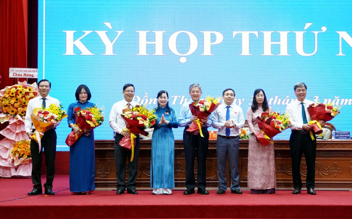 Ông Phan Văn Thắng (thứ 3 từ phải sang) - Phó Bí thư Thường trực Tỉnh ủy, Chủ tịch Ủy ban Mặt trận Tổ quốc Việt Nam tỉnh Đồng Tháp -  tặng hoa chúc mừng Chủ tịch, Phó Chủ tịch và Trưởng các Ban của HĐND tỉnh khóa XI. Ảnh: Việt Tiến