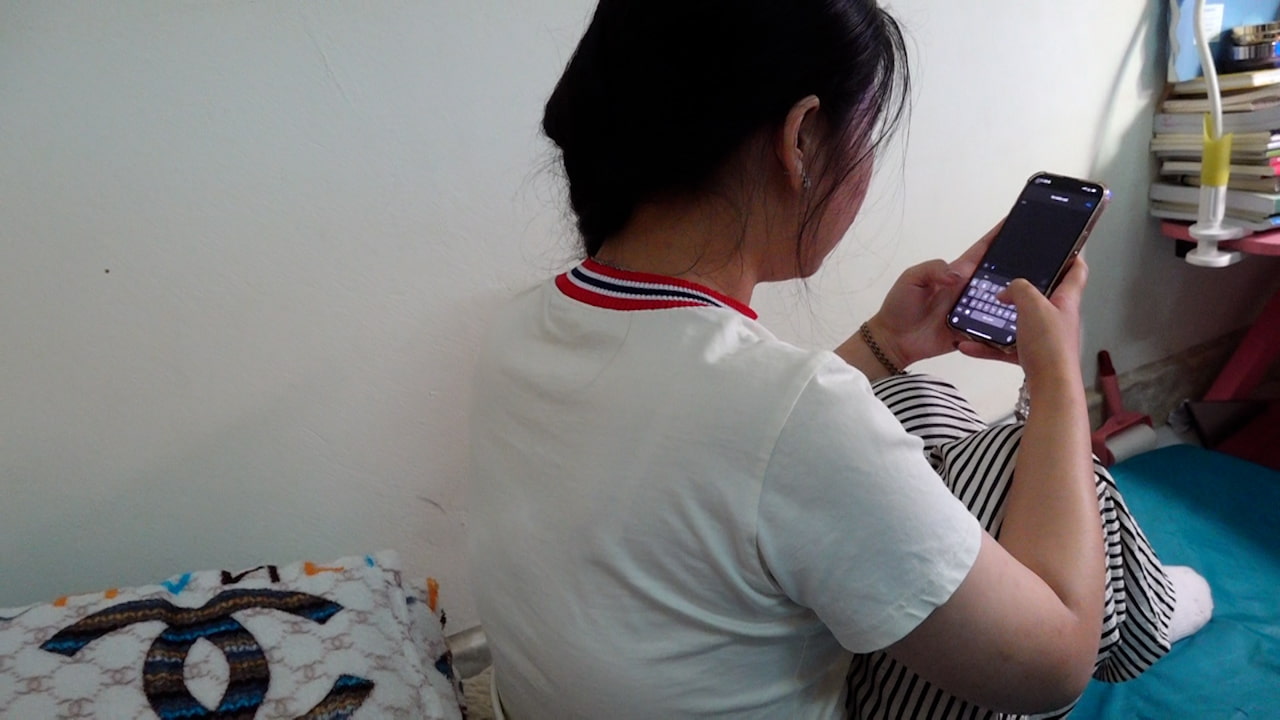 When a husband lacks income transparency, marriage faces pressure of trust. Photo: Huyen Trang