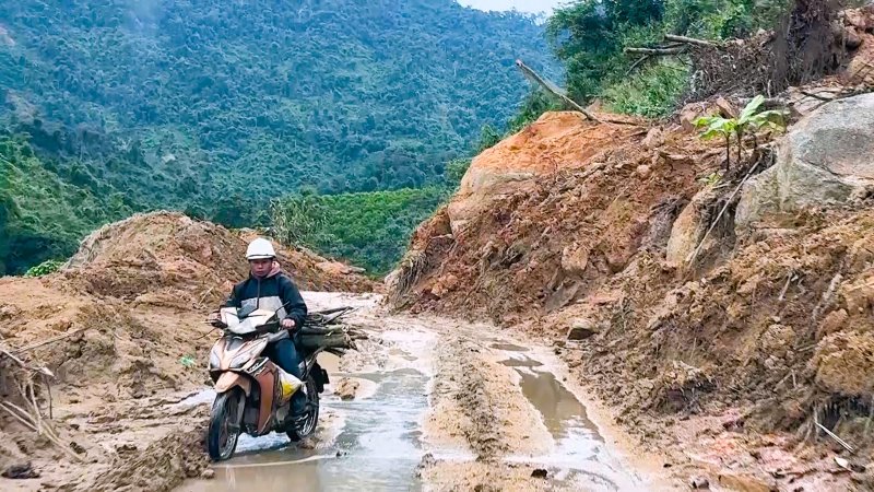 After more than 4 years of implementing the nearly 400 billion VND emergency traffic reconstruction project, many DH sections through Phuoc Son district, former Quang Nam, now belonging to Da Nang, are still jagged. Photo: PV Group