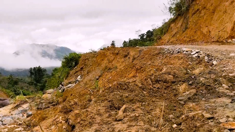 Đến nay, nhiều đoạn lên vẫn chưa được khắc phục dù dự án tái thiết khẩn cấp gần 400 tỉ đồng. Ảnh: Nhóm PV