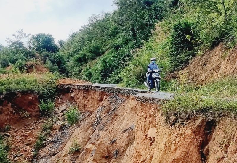 Nhiều đoạn chưa thi công hoàn thiện, tiếp tục sạt lở khi mưa lũ tràn về. Ảnh: Nhóm PV