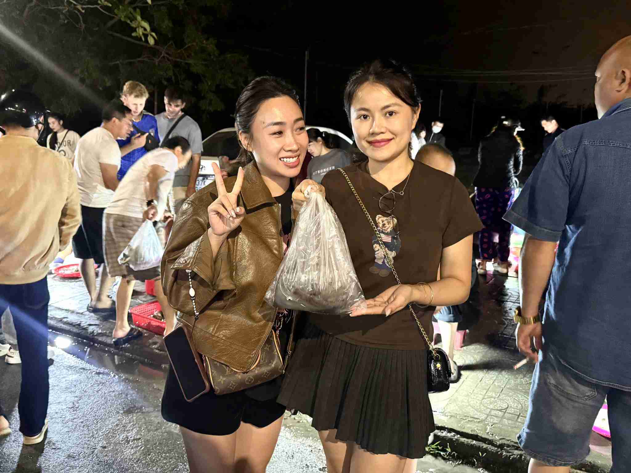 Niềm vui của du khách khi mua được mực nháy tươi ngon. Ảnh: Mai Ngân 